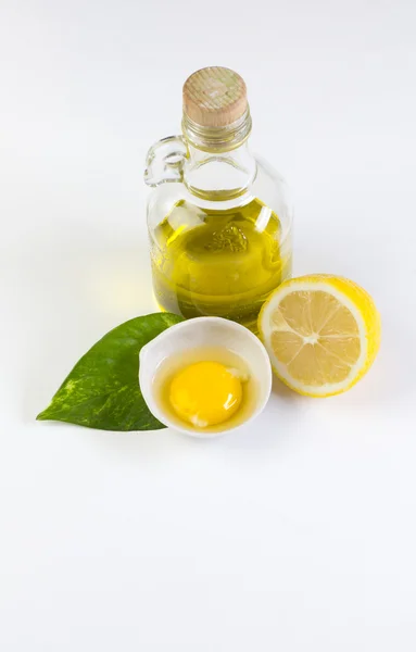 şişe zeytinyağı, limon ve yumurta