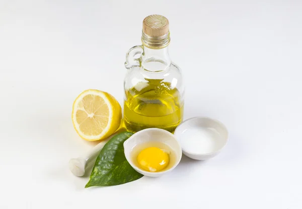 şişe zeytinyağı, limon, yumurta ve krema