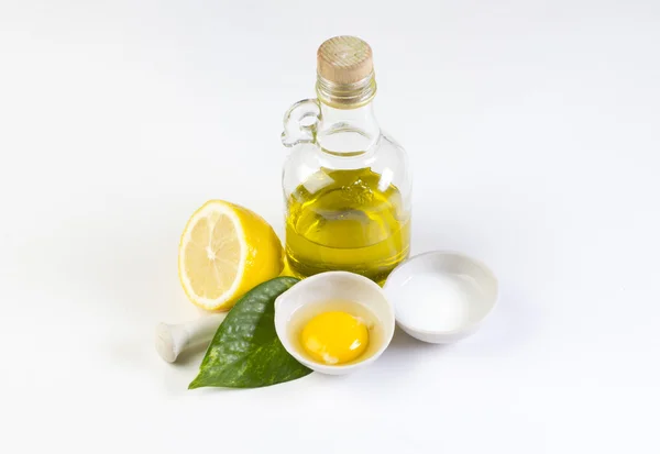 クリーム、卵、レモン、オリーブ オイルのボトル — ストック写真