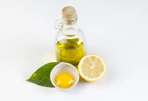 オリーブ オイル、レモン、卵のボトル — ストック写真