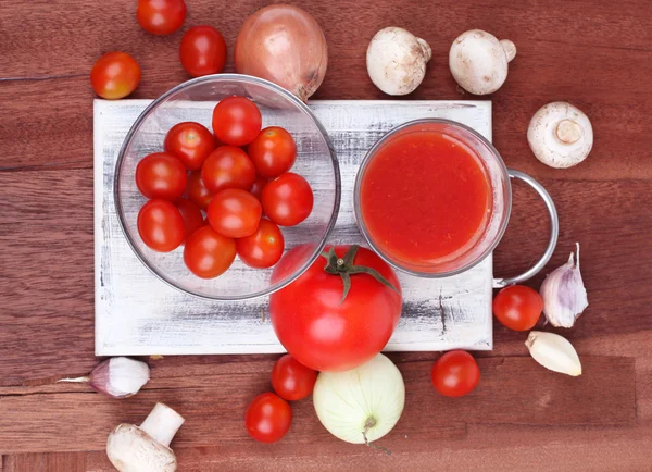 Verduras orgánicas saludables sobre un fondo de madera. Marco de trabajo —  Fotos de Stock