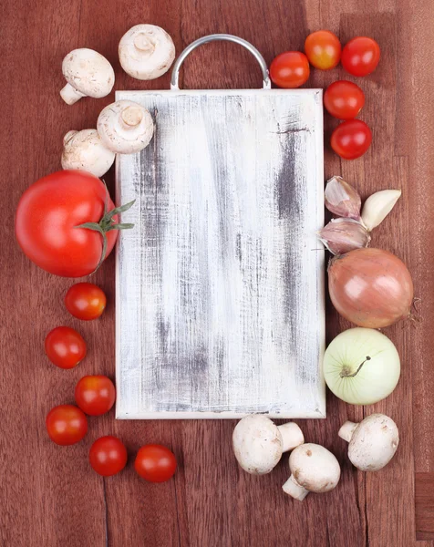 Verduras orgánicas saludables sobre un fondo de madera. Marco de trabajo —  Fotos de Stock