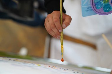 Tuvale boyanmış el çizimi. Çocuk sanat okulunda resim dersleri..