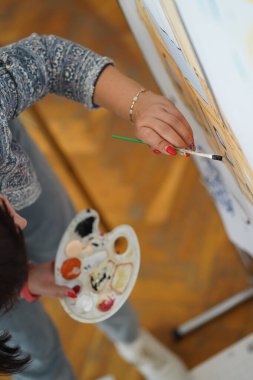 Tuvale boyanmış el çizimi. Çocuk sanat okulunda resim dersleri..