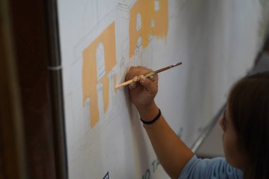 Tuvale boyanmış el çizimi. Çocuk sanat okulunda resim dersleri..