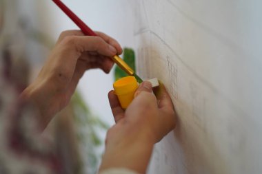 Tuvale boyanmış el çizimi. Çocuk sanat okulunda resim dersleri..