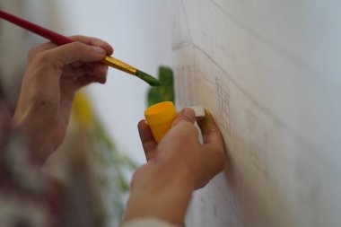 Tuvale boyanmış el çizimi. Çocuk sanat okulunda resim dersleri..