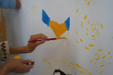 Tuvale boyanmış el çizimi. Çocuk sanat okulunda resim dersleri..