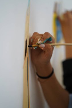 Tuvale boyanmış el çizimi. Çocuk sanat okulunda resim dersleri..