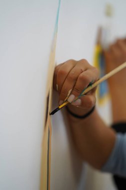 Tuvale boyanmış el çizimi. Çocuk sanat okulunda resim dersleri..