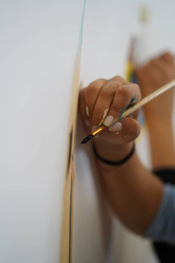 Tuvale boyanmış el çizimi. Çocuk sanat okulunda resim dersleri..