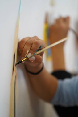 Tuvale boyanmış el çizimi. Çocuk sanat okulunda resim dersleri..