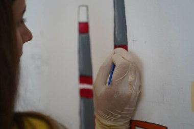 Tuvale boyanmış el çizimi. Çocuk sanat okulunda resim dersleri..