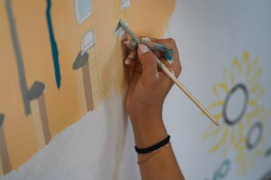 Tuvale boyanmış el çizimi. Çocuk sanat okulunda resim dersleri..