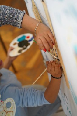 Tuvale boyanmış el çizimi. Çocuk sanat okulunda resim dersleri..