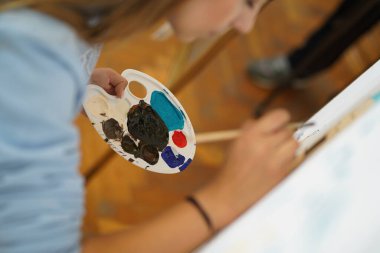 Tuvale boyanmış el çizimi. Çocuk sanat okulunda resim dersleri..