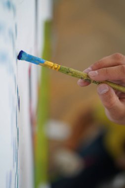 Tuvale boyanmış el çizimi. Çocuk sanat okulunda resim dersleri..