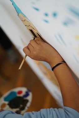 Tuvale boyanmış el çizimi. Çocuk sanat okulunda resim dersleri..