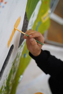 Tuvale boyanmış el çizimi. Çocuk sanat okulunda resim dersleri..