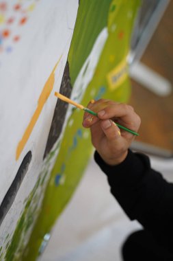 Tuvale boyanmış el çizimi. Çocuk sanat okulunda resim dersleri..