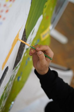 Tuvale boyanmış el çizimi. Çocuk sanat okulunda resim dersleri..