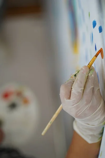 Ręka Gumowej Rękawicy Maluje Obraz Farbami Płótnie — Zdjęcie stockowe