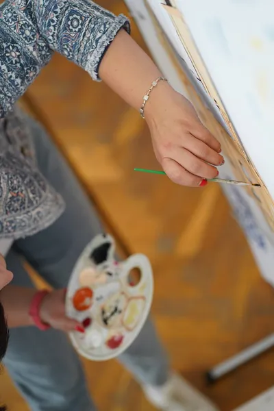 Ręczny Rysunek Farbami Płótnie Lekcje Rysunku Szkole Plastycznej Dla Dzieci — Zdjęcie stockowe