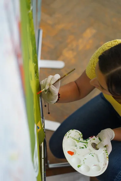 Mão Uma Luva Borracha Pintando Quadro Com Tintas Tela — Fotografia de Stock