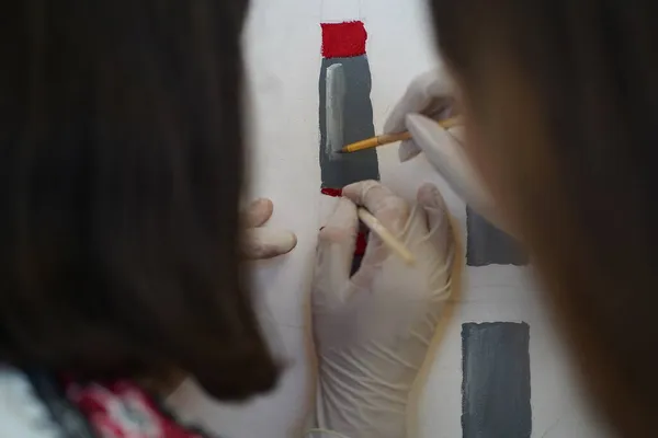 Tuvale Boyanmış Çizimi Çocuk Sanat Okulunda Resim Dersleri — Stok fotoğraf