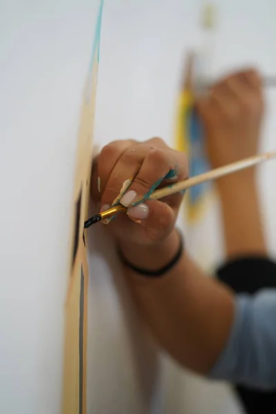 Ruční Kresba Barvami Plátně Lekce Kreslení Dětské Umělecké Škole — Stock fotografie