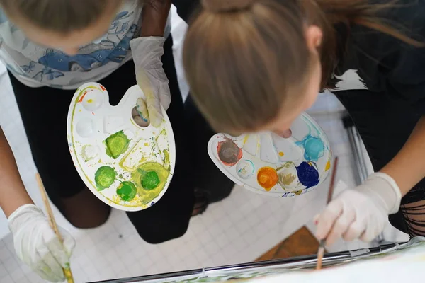 Ręczny Rysunek Farbami Płótnie Lekcje Rysunku Szkole Plastycznej Dla Dzieci — Zdjęcie stockowe