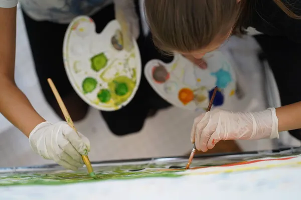 캔버스에 페인트를 손으로 그리기 어린이 학교에서 수업을 — 스톡 사진