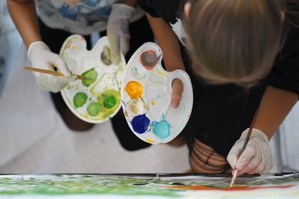 Paleta Con Pinturas Manos Artistas Con Guantes Goma Sin Pero —  Fotos de Stock