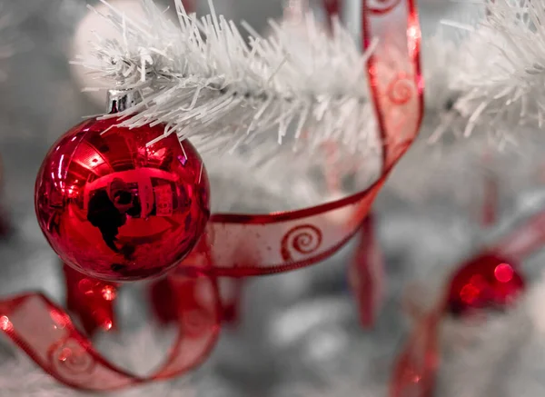 Belas Bolas Natal Vermelho Prata Uma Árvore Natal Branca Com — Fotografia de Stock