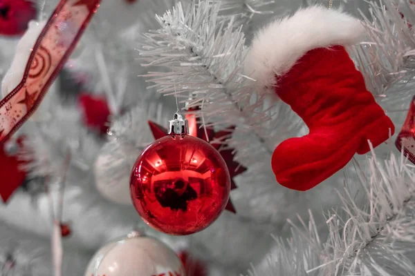 Όμορφα Χριστούγεννα Κόκκινα Και Ασημένια Μπάλες Ένα Λευκό Χριστουγεννιάτικο Δέντρο — Φωτογραφία Αρχείου