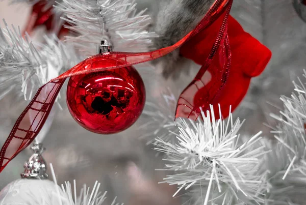 Schöne Rote Und Silberne Weihnachtskugeln Auf Einem Weißen Weihnachtsbaum Mit — Stockfoto