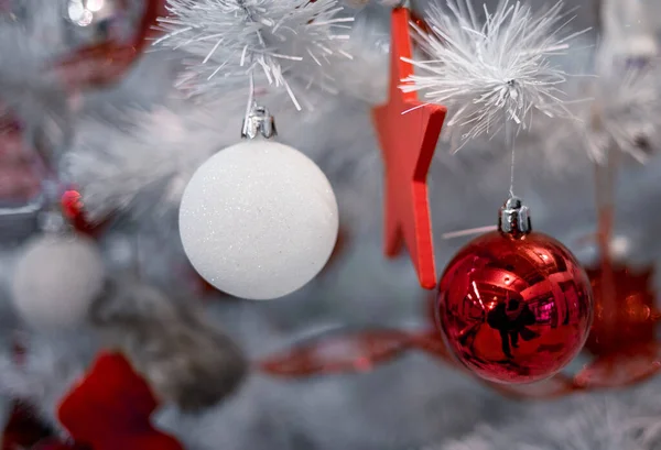 Schöne Rote Und Silberne Weihnachtskugeln Auf Einem Weißen Weihnachtsbaum Mit — Stockfoto