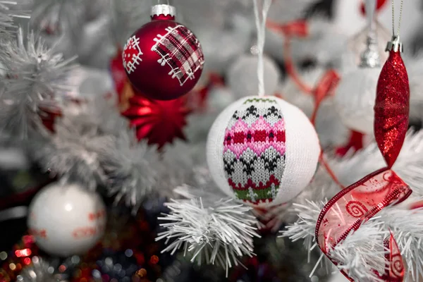 Belles Boules Noël Rouges Argentées Sur Sapin Noël Blanc Avec — Photo