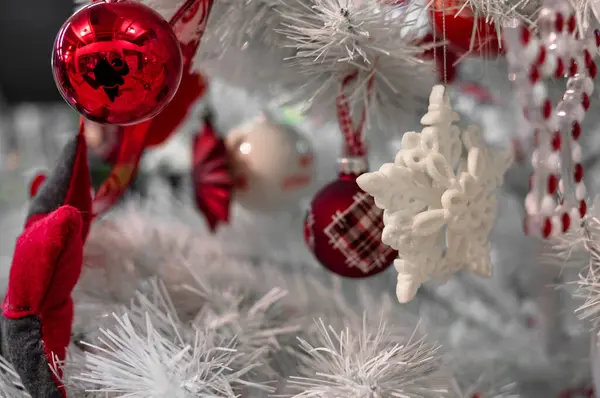 Schöne Rote Und Silberne Weihnachtskugeln Auf Einem Weißen Weihnachtsbaum Mit — Stockfoto