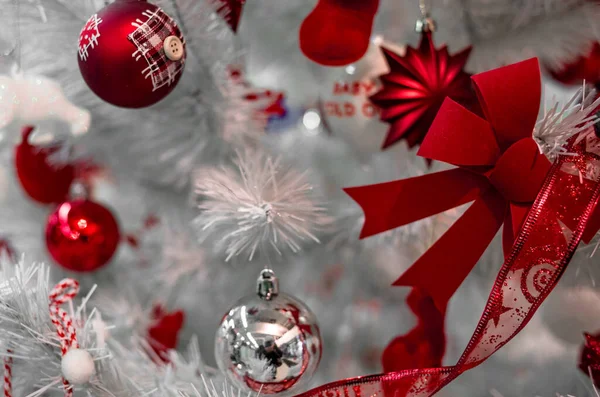 Schöne Rote Und Silberne Weihnachtskugeln Auf Einem Weißen Weihnachtsbaum Mit — Stockfoto