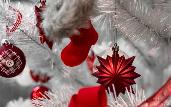Όμορφα Χριστούγεννα Κόκκινα Και Ασημένια Μπάλες Ένα Λευκό Χριστουγεννιάτικο Δέντρο — Φωτογραφία Αρχείου