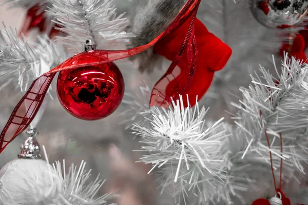 Belles Boules Noël Rouges Argentées Sur Sapin Noël Blanc Avec — Photo