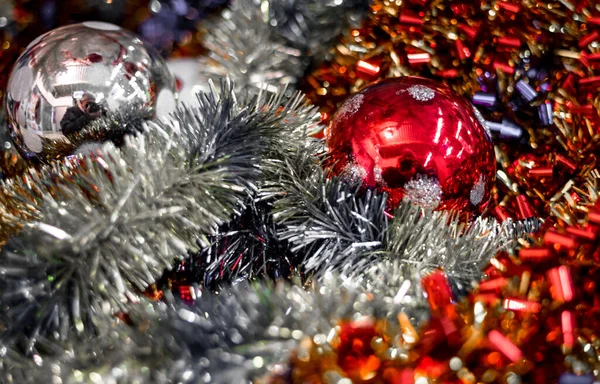 Mooie Kerst Rode Zilveren Ballen Een Witte Kerstboom Met Decoraties — Stockfoto