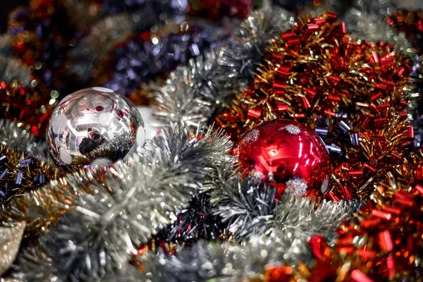 Belles Boules Noël Rouges Argentées Sur Sapin Noël Blanc Avec — Photo