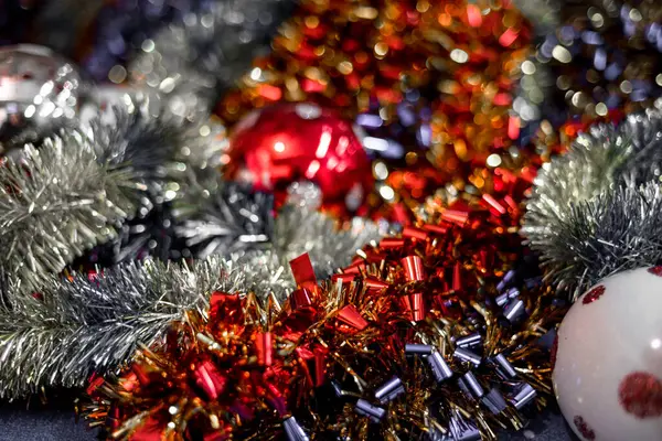 Belle Palle Natale Rosso Argento Albero Natale Bianco Con Decorazioni — Foto Stock