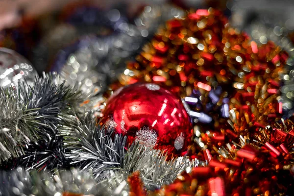 Hermosas Bolas Rojas Plateadas Navidad Árbol Navidad Blanco Con Decoraciones — Foto de Stock