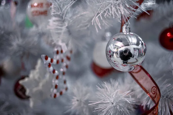 Гарні Червоно Срібні Кульки Білому Різдвяному Дереві Прикрасами Вигляді Стрічок — стокове фото