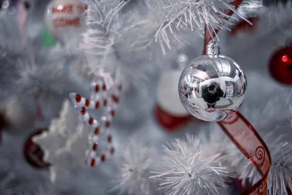 Belle Palle Natale Rosso Argento Albero Natale Bianco Con Decorazioni — Foto Stock