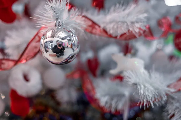 Krásné Vánoční Červené Stříbrné Koule Bílém Vánočním Stromečku Dekoracemi Podobě — Stock fotografie