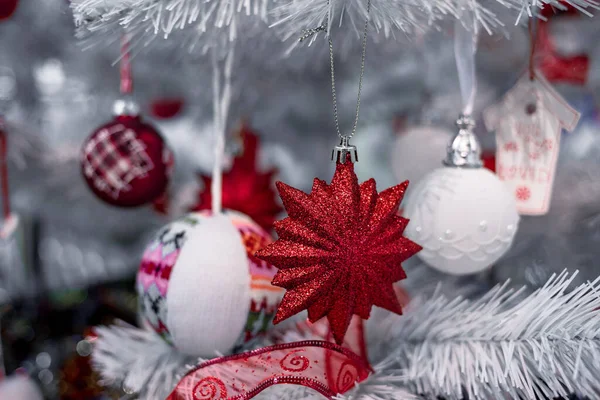 Belle Palle Natale Rosso Argento Albero Natale Bianco Con Decorazioni — Foto Stock